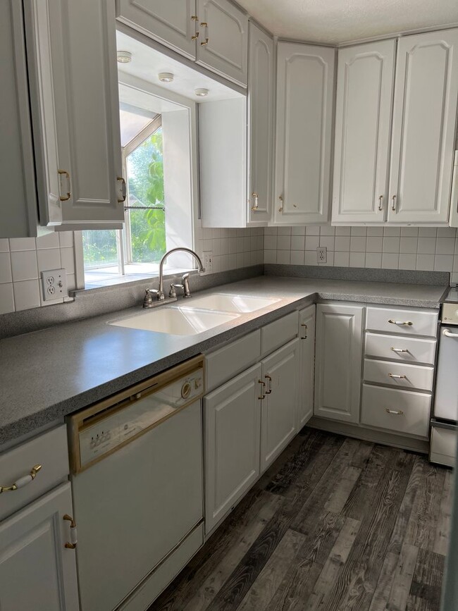 Building Photo - 3 bedroom/2 bath house