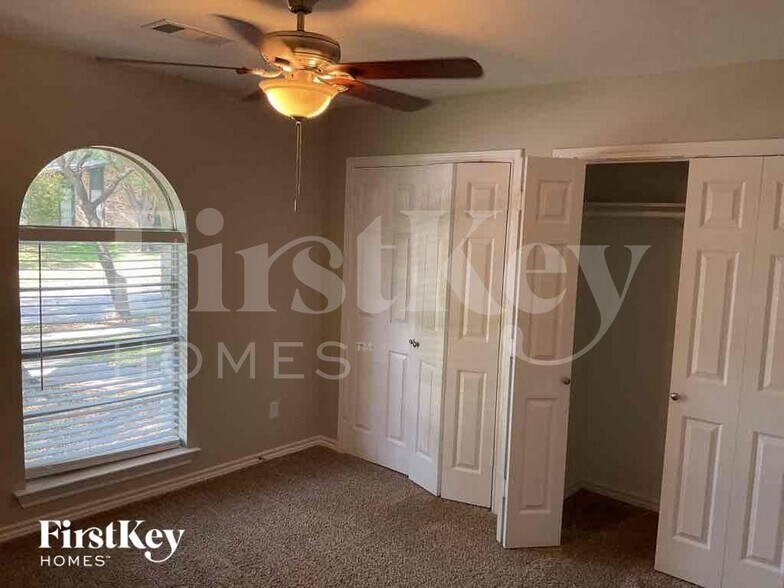 Building Photo - 2026 Greenview Dr