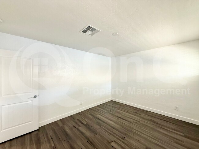 Building Photo - 1202 E Kaler Dr