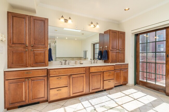 Building Photo - 2633 Adams Mill Rd NW