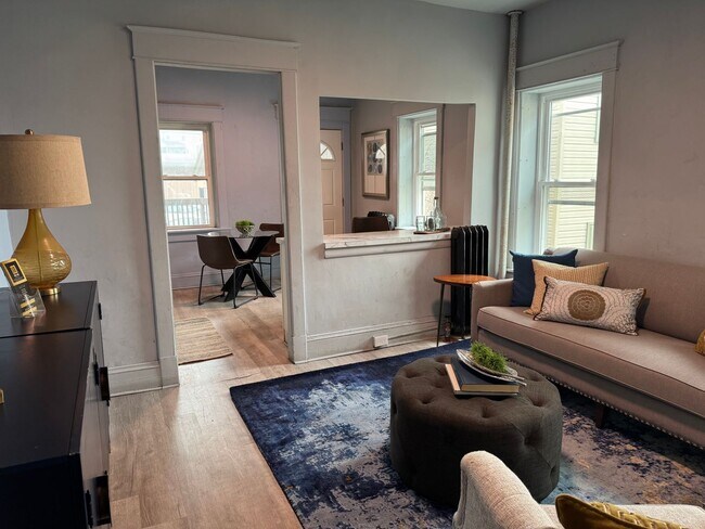Building Photo - NOW LEASING! Renovated 1 bed, 1 bath avail...
