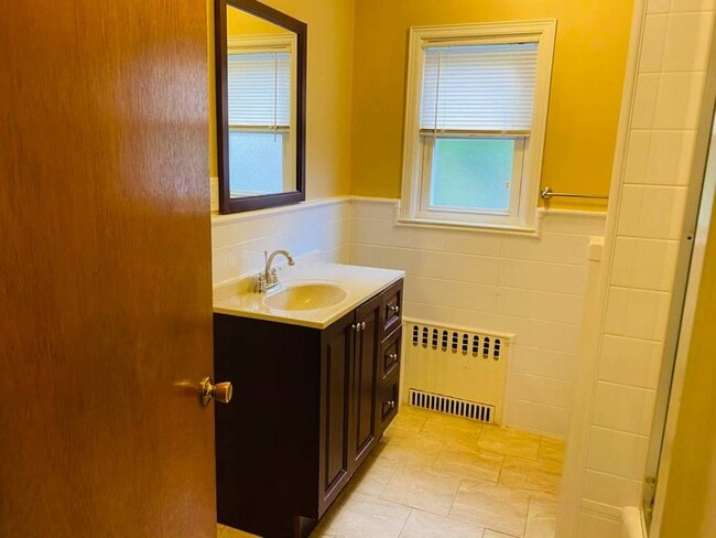 Building Photo - 75 Elm Ave