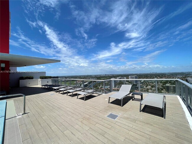 Building Photo - 2600 E Hallandale Beach Blvd