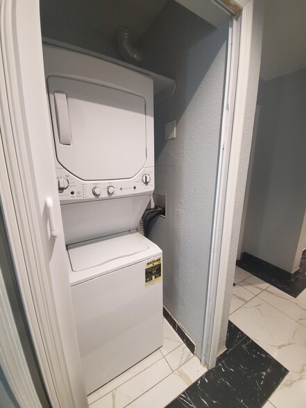 Building Photo - 511 E Roeser Rd