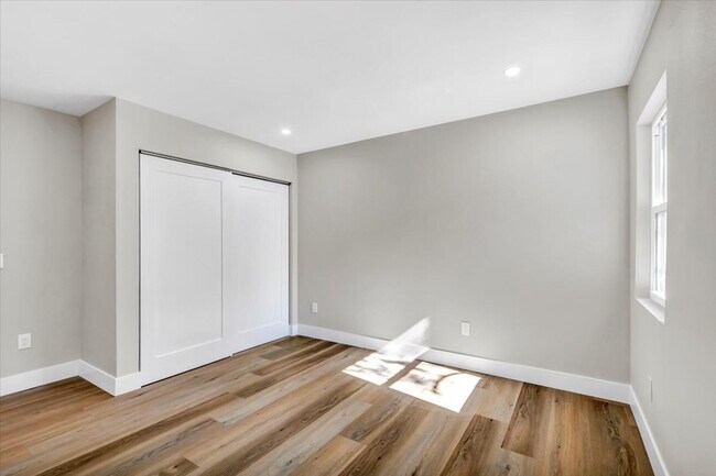 Building Photo - 525 Lamara Way NE