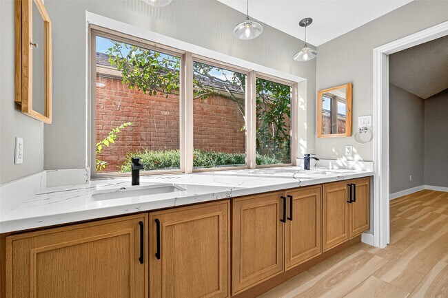 Building Photo - 2026 Ashford Hollow Ln