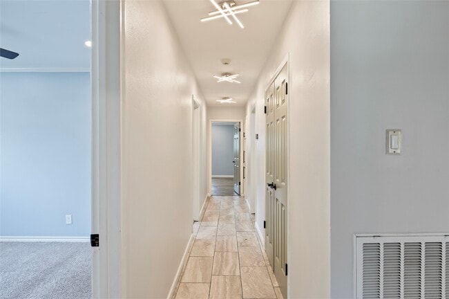 Building Photo - 4034 Shady Springs Dr