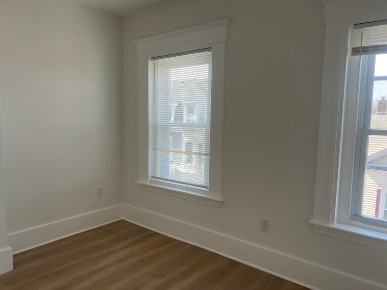 Building Photo - 10 Gates St