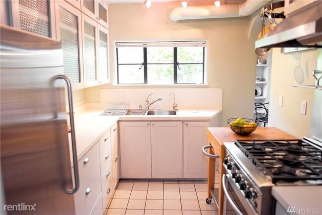 Building Photo - 2 br, 1 bath Condo - 4204 11th Avenue NE 08