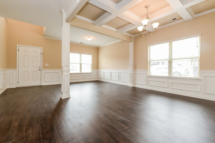 Building Photo - 705 Yukon Way