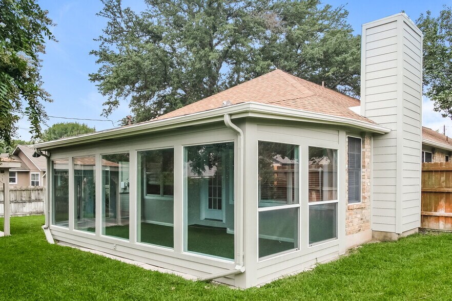 Building Photo - 200 Woodstone Dr