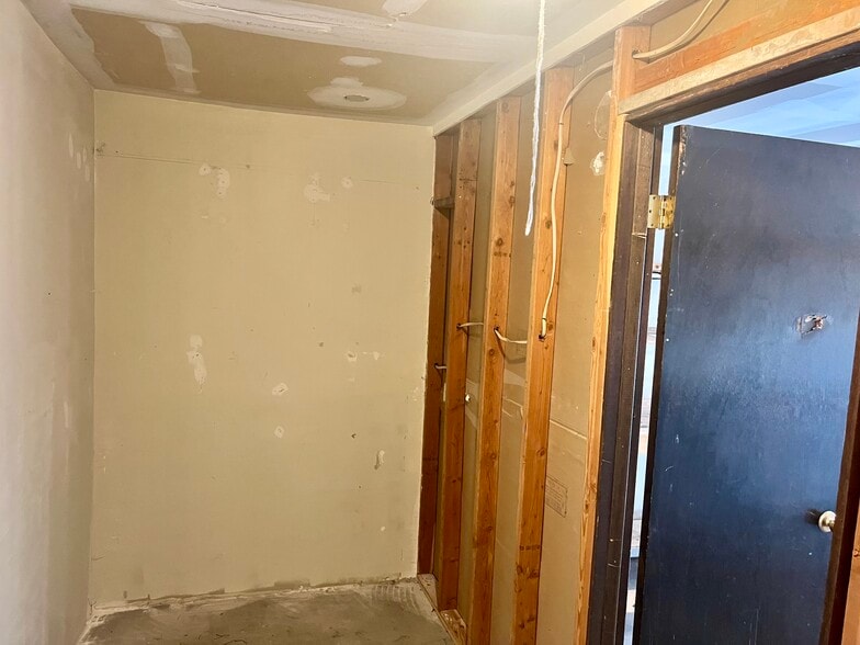 Building Photo - 132 NW Larry St