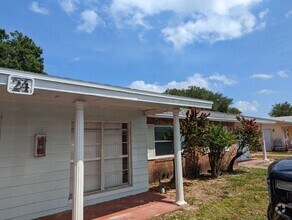 Building Photo - **2/1 with 990sqft water/sewer Included**