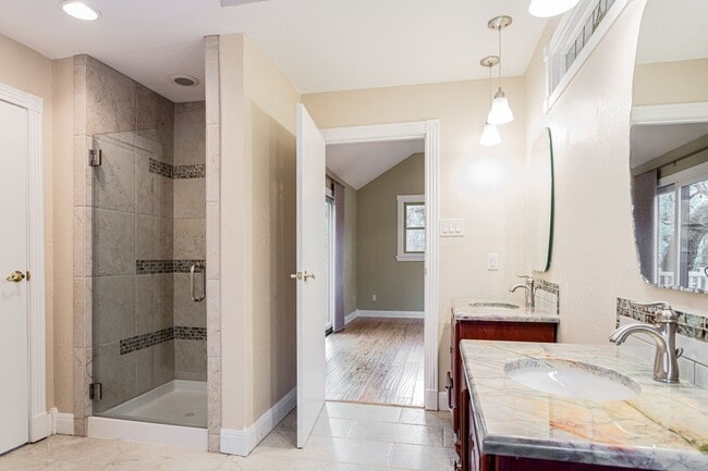 Building Photo - Charming 3 Bed / 2.5 Bath Two-Story Home!