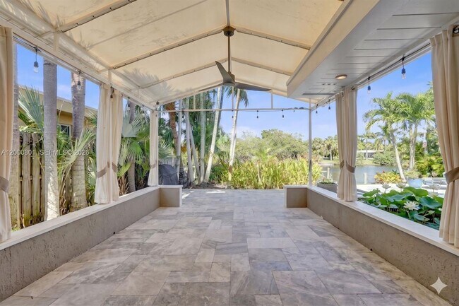 Building Photo - 417 NE 29th St