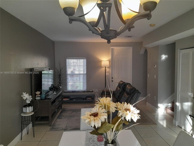 Building Photo - 2402 NE 41st Pl