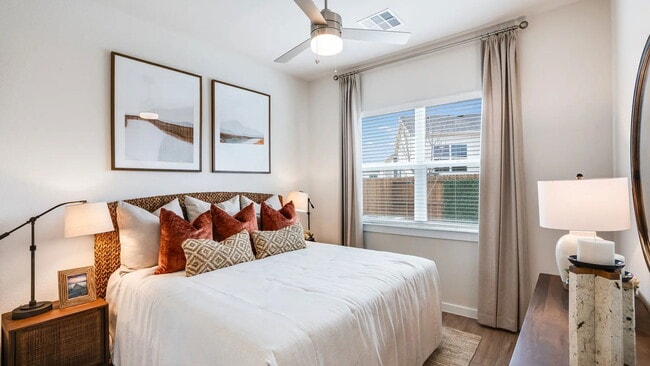 Building Photo - North Elm Street, Denton, TX 76207 - 2 BR 2 BA house