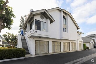 Building Photo - 520 Via De La Valle