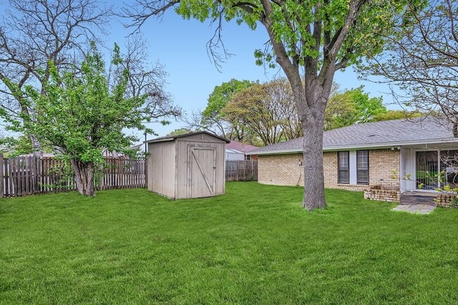 Building Photo - 1724 Midcrest Dr