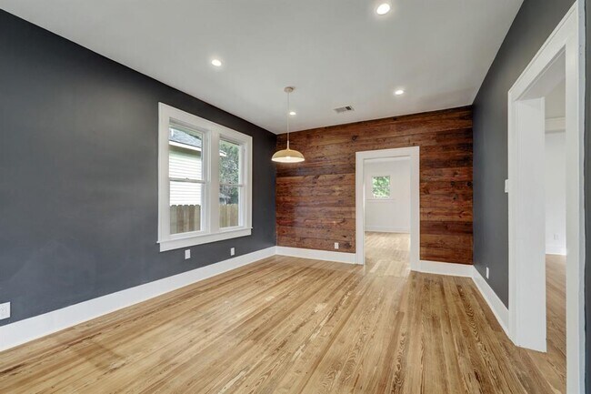Building Photo - 2206 Gano St