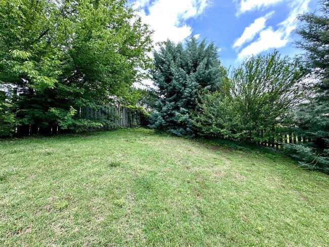 Building Photo - 8425 Hirsch Dr