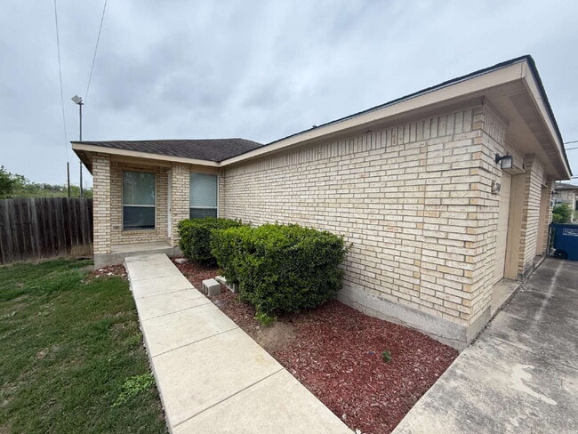 Building Photo - Spacious 3 Bedroom, 2 Bath Duplex with 1-C...