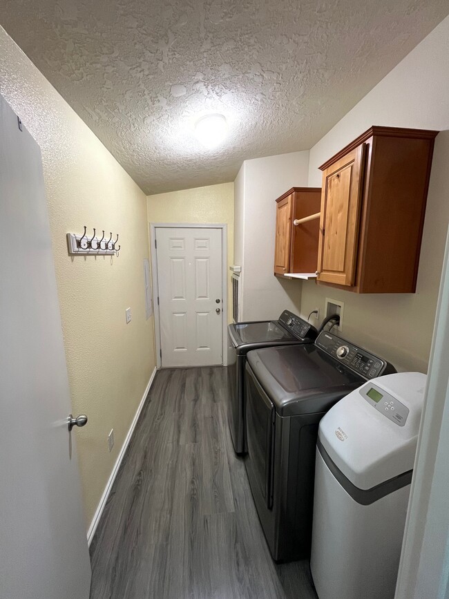 Laundry Room - 14902 Golden Delicious St