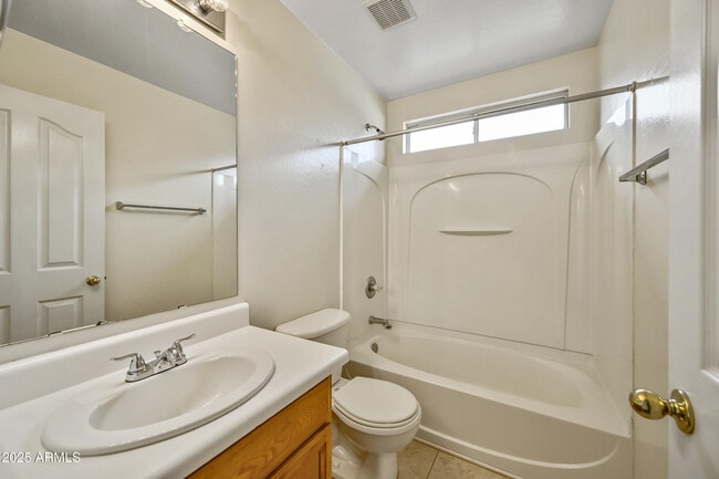 Building Photo - 1528 S Roadrunner Dr