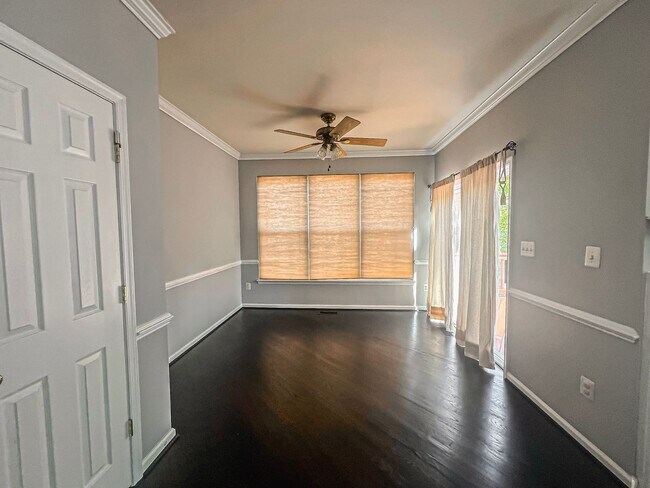 Building Photo - Stunning 3 Bed 3.5 Bath Brick Colonial End-Unit Townhome In Vibrant Kingstowne Community