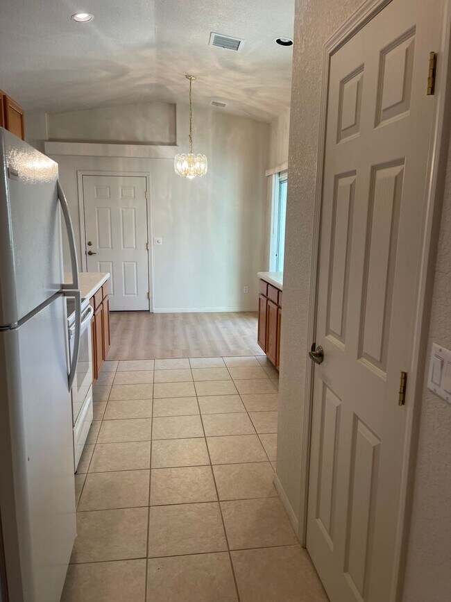 Building Photo - Occupied - 2 bedroom 2 bath in Aspen Shadows Contact Property Pros Property Management for more d...