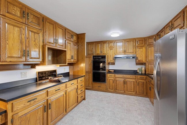 Building Photo - Split-Entry Home in La Vista! This 3-bedro...