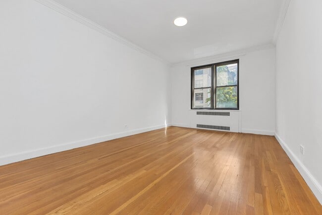 Building Photo - 350 E 54th St