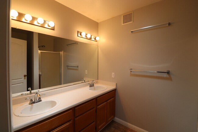Building Photo - Creekside Nipomo Home