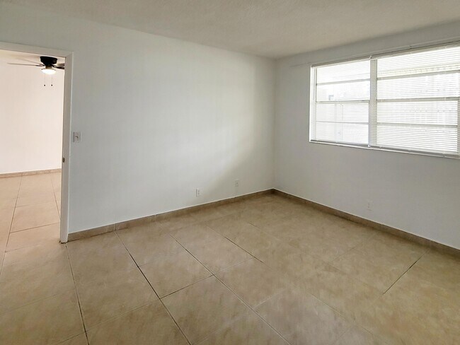 Building Photo - 1333 E Hallandale Beach Blvd