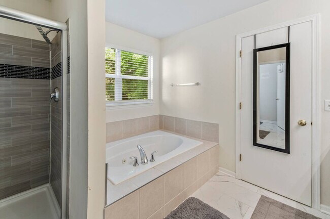 Building Photo - 784 Long Island Cir