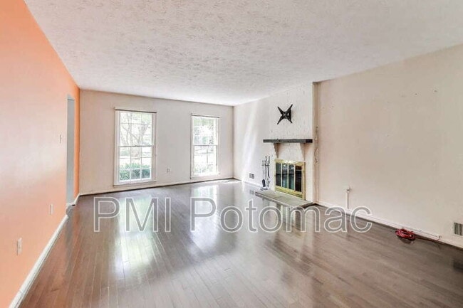 Building Photo - 1718 Crestview Dr