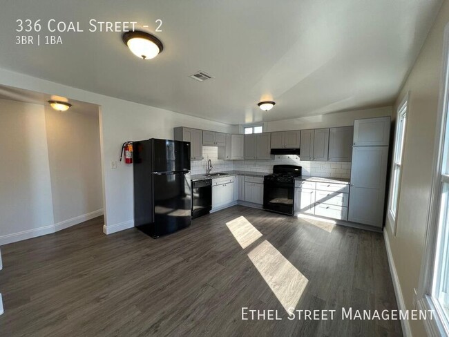 Building Photo - Spacious Newly Renovated 3 Bedroom Apartment