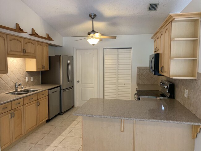 Building Photo - 4063 SE Jacaranda St