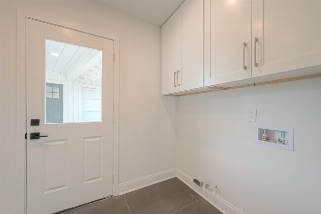 Building Photo - 10027 Lynbrook Dr