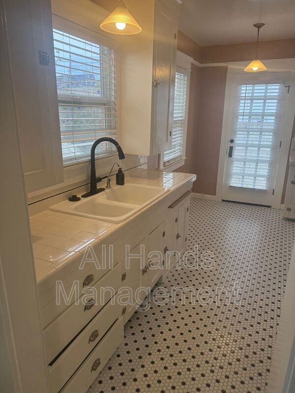 Building Photo - 4116 E 5th St