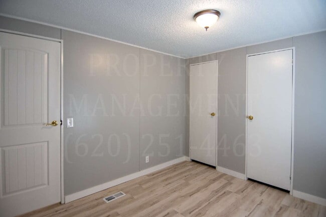 Building Photo - 2-Bedroom with 2 Full Baths in Coffeyville!