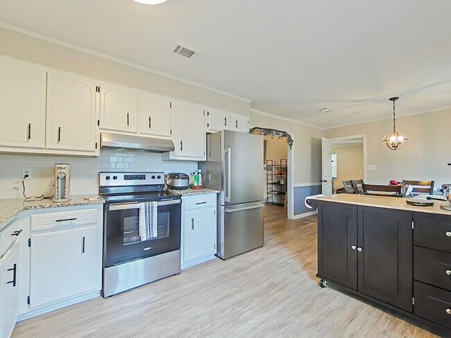 Building Photo - 4 Bedroom Brick Ranch in Woodlake!