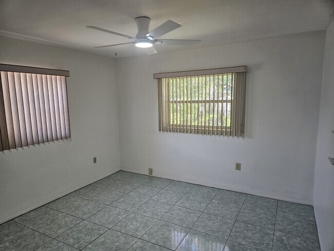 Building Photo - 1560 Robinson Dr N