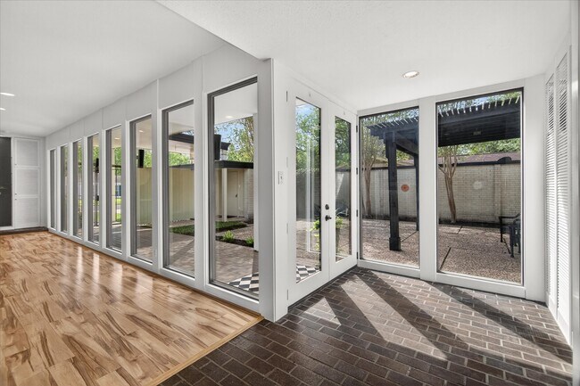 Building Photo - 147 Valley Dr