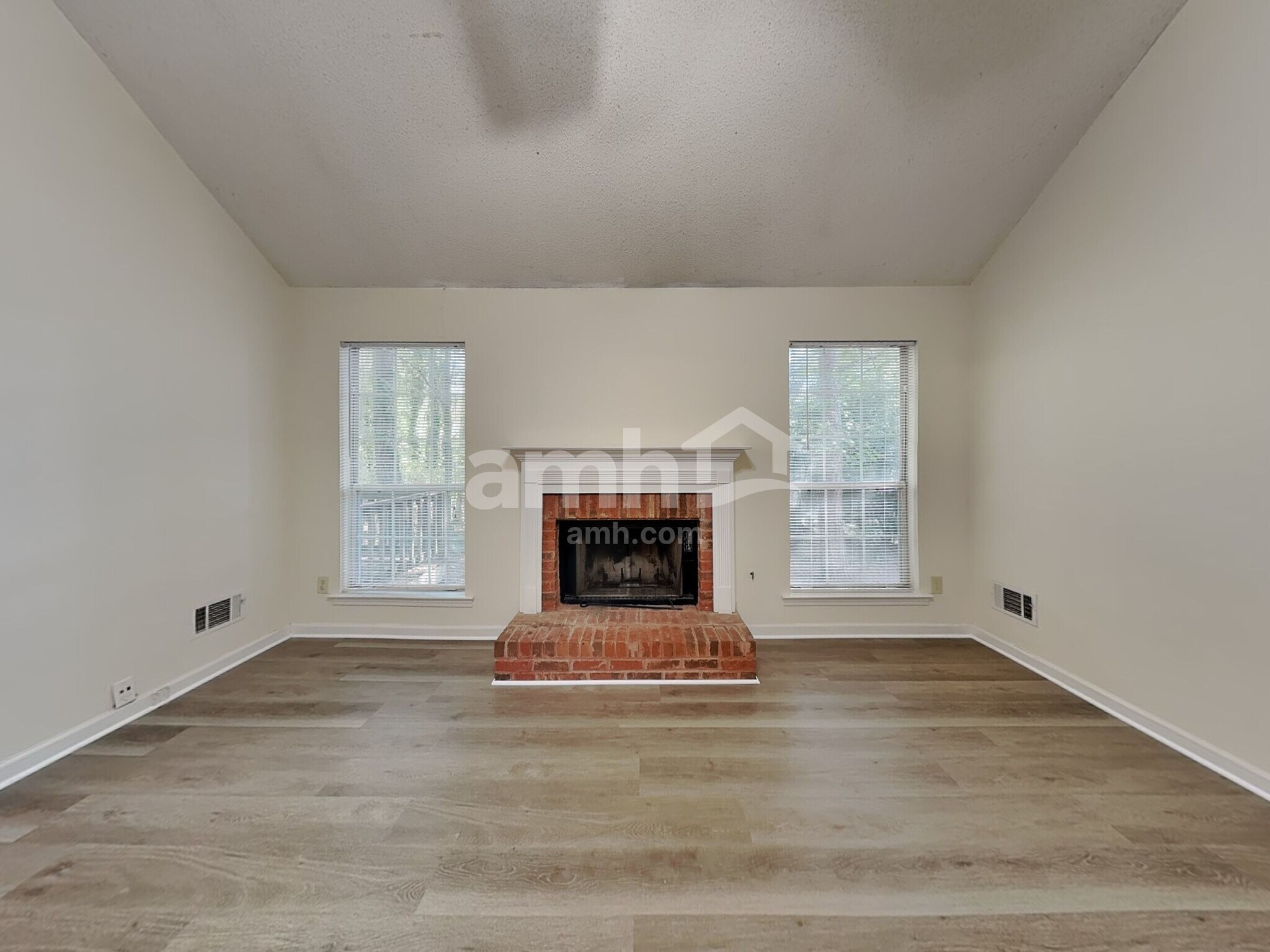 Building Photo - 401 Streamview Ln