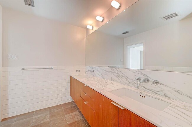 Building Photo - 2346 Dunstan Rd