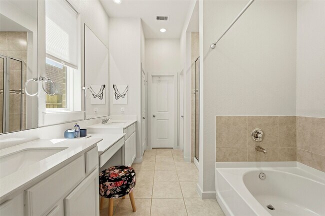 Building Photo - 15647 Roscobie Park Dr