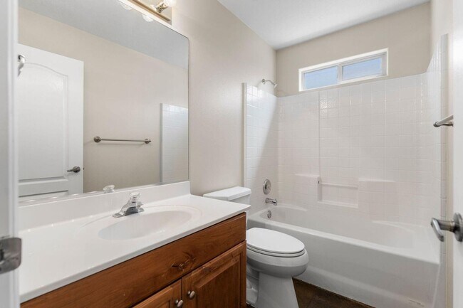 Building Photo - Sedona Hills Stunner!