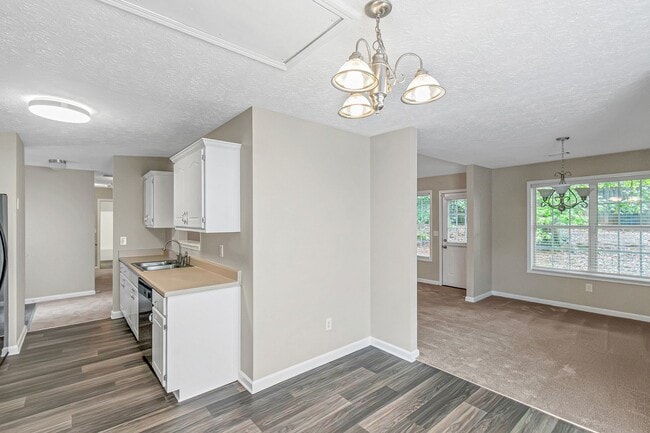 Building Photo - BEAUTIFUL 3 BEDROOM / 2 BATH HOME WITH PRIVACY FENCE!