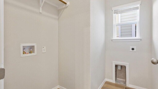 Building Photo - 223 Trailside Ln